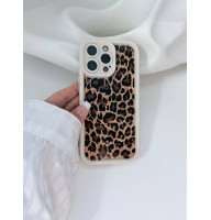Білий леопардовий чохол на iPhone 13 pro